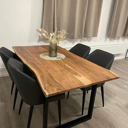 Giulias Budget Haus بيت ضيافة